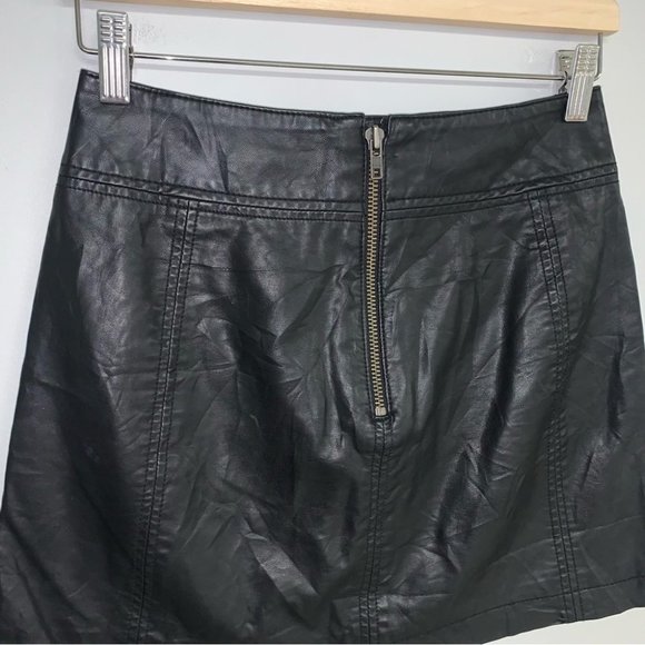 Free People Vegan Leather Mini Skirt Women's Size 2 US Black Zipper Faux Leather - Picture 7 of 9